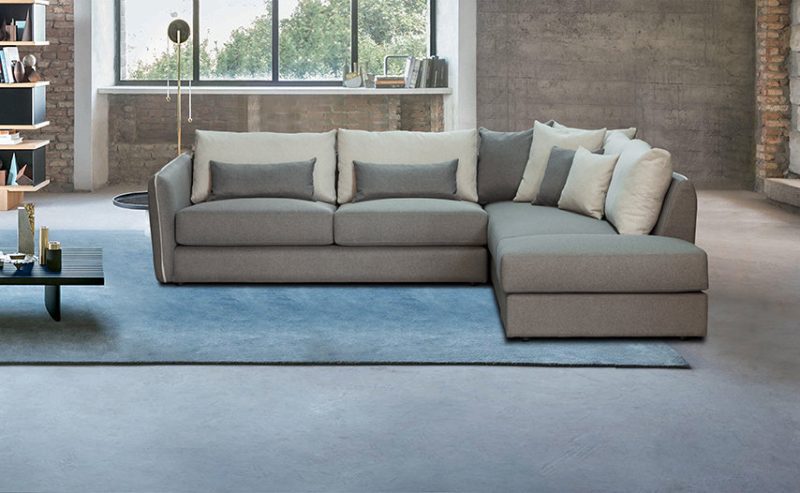 Διάσταση 290cm x 270cm
And the Oscar goes to…εργονομική σχεδίαση και αναπαυτικά καθίσματα! Ο γωνιακός αυτός καναπές θα γίνει ο πρωταγωνιστής στο σαλόνι σου. Κι επειδή οι λεπτομέρειες μετράνε, διαθέτει ένα διακριτικό διακοσμητικό ρέλι στο πάνω μέρος της πλάτης που τον κάνει ακόμη πιο ξεχωριστό.